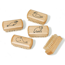 Laden Sie das Bild in den Galerie-Viewer, Kindernagelbürste - verschiedene Motive - actiMare.de Shop